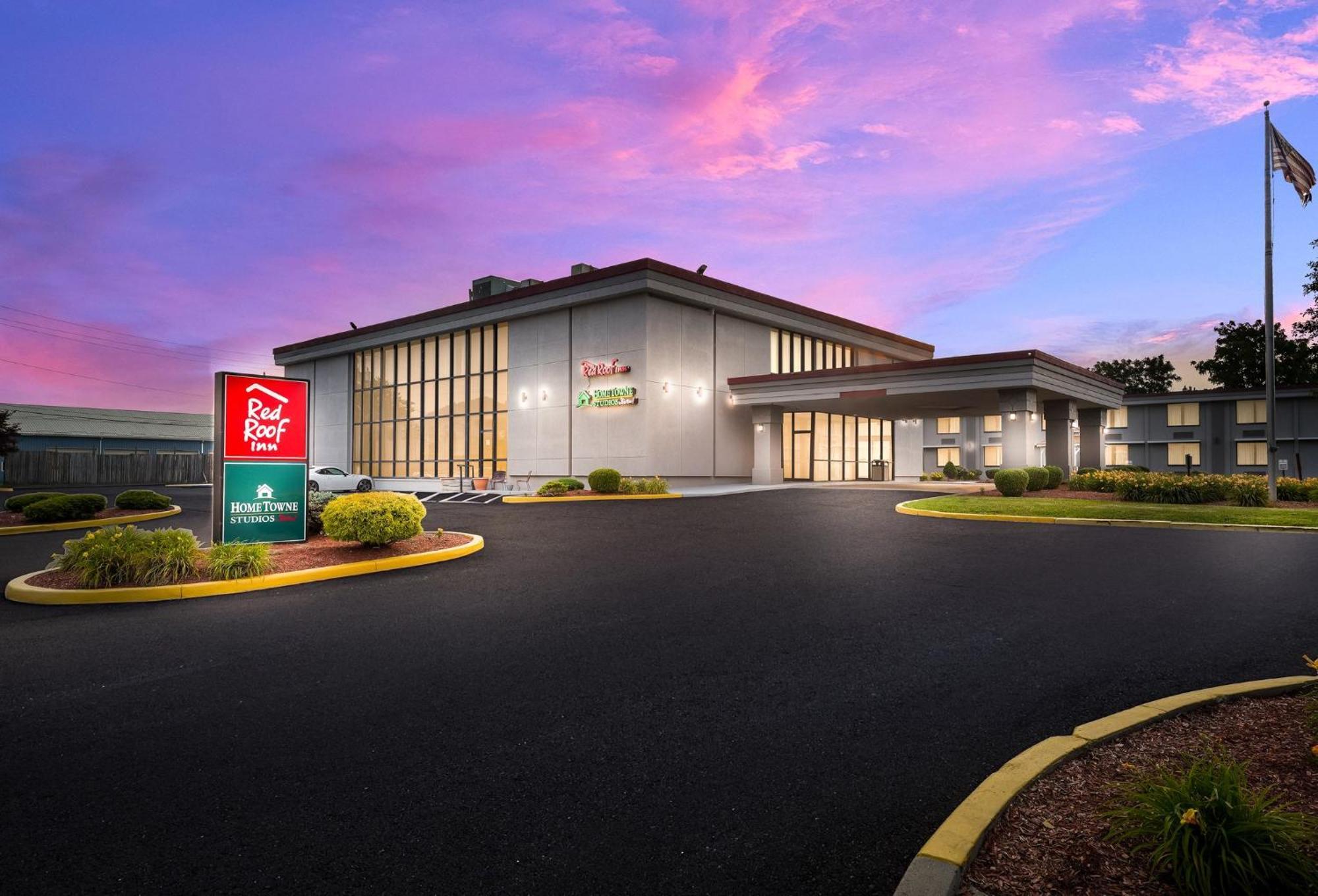Red Roof Hotel 3*